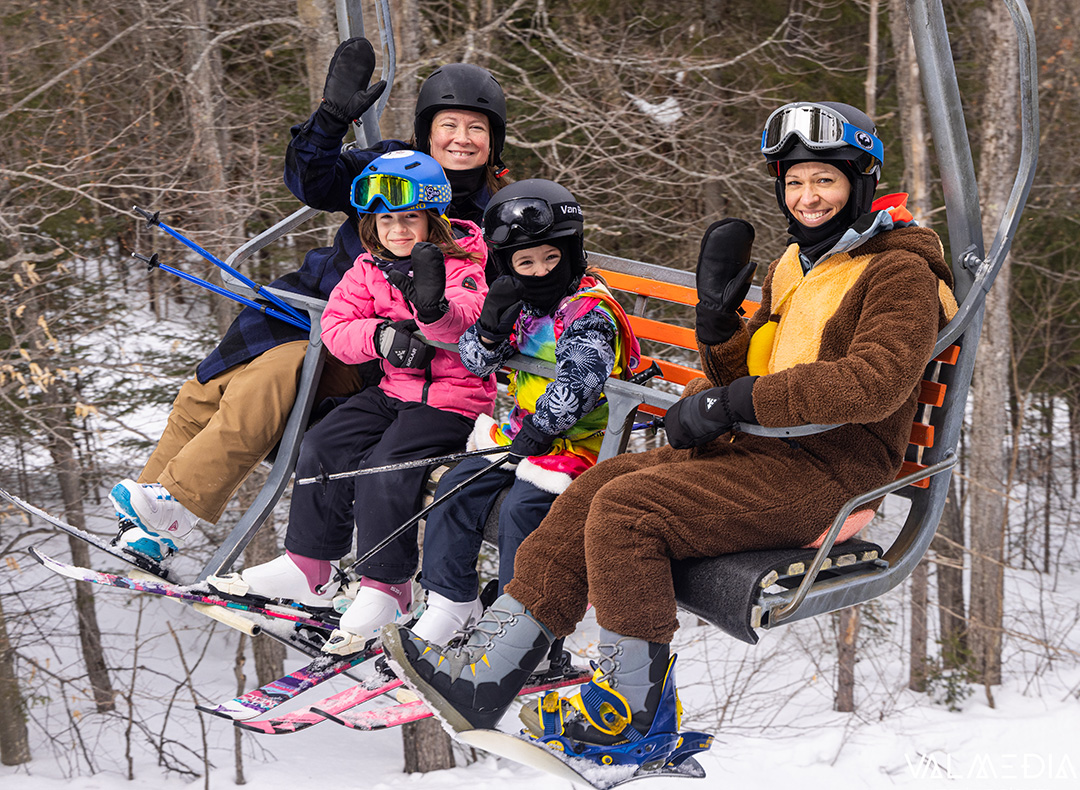 Famille en train de skier sur les pistes enneigées de Ski Vallée Bleue cet hiver